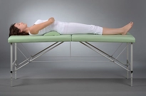 Półwałek do masażu wykorzystany w części lędźwiowej kręgosłupa - gdy klient leży na plecach.