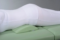 Półwałek do masażu wykorzystany w części lędźwiowej kręgosłupa - gdy klient leży na brzuchu.