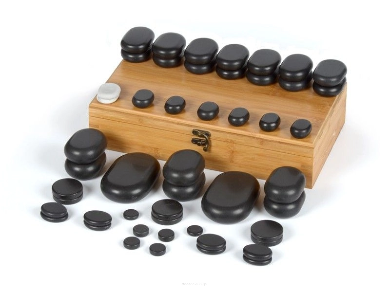 Zestaw 50 bazaltowych kamieni do masażu z ręcznie robionym, bambusowym pudełkiem.