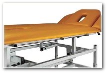 Stalowe uchwyty po obu stronach służące do mocowania pasów stabilizujących do stołu do masażu SR-3h