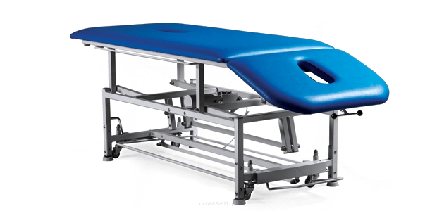 Stół rehabilitacyjny do masażu SR-3 E z elenktyczną zmianą leżyska za pomocą ramy sterującej wokół stołu. Na zdjęciu widoczne kółka jezdne