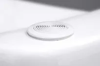 Opcja dodatkowa. Zintegrowany system audio w łóżku do masażu suchego Aquai z głośnikami wysokiej jakości i możliwością podłączenia urządzeń zewnętrznych, takich jak wieże Hi-Fi lub MP3.