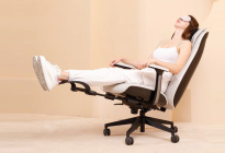 Wygodna pozycja masażu na fotelu biurowym pw240