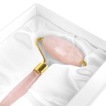 Kompaktowy masażer roller jadelitowy - rose quatz w opakowaniu